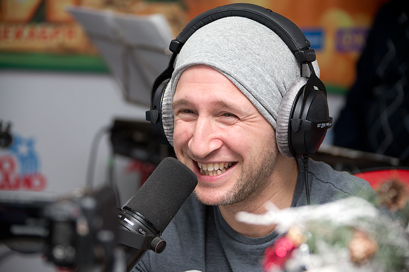 спел более громко