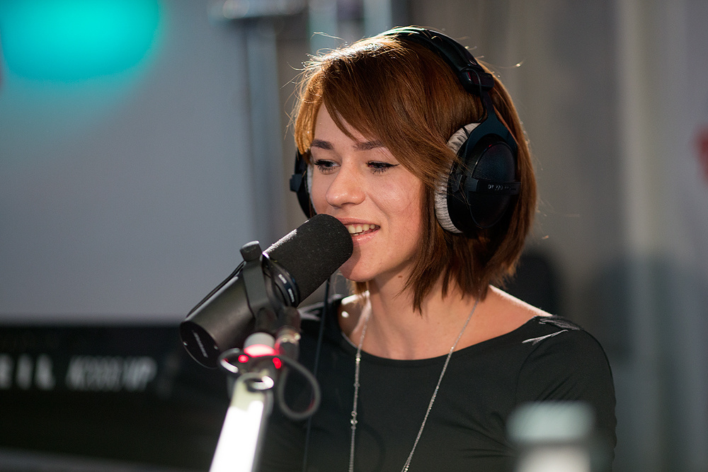 Айова прическа. Мы встретились в маршрутке кто исполняет. Автобус мем. Моша макеева 2023. Маршрутка песня текст песни.