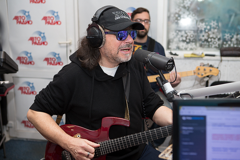 песня когда серьезные мужчины улыбаются. хуан пабло раба лысый. песня когда серьезные мужчины улыбаются. песня когда серьезные мужчины улыбаются. песня про серьезных мужчин.