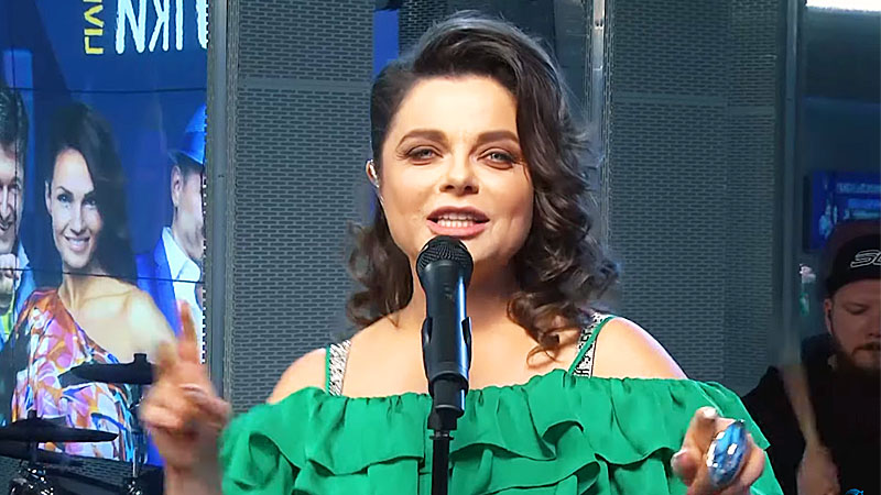 Песня королевой подруга. Наташа королёва 2023. Наташа королева с подругой. Наташа королёва live авторадио. Песня королевой подруга.