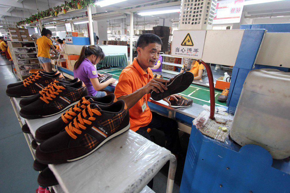 Китайская обувь запах. Китайский производитель обуви. Обувная промышленность в Китае. Китайская фабрика обуви. Обувной завод в Китае.